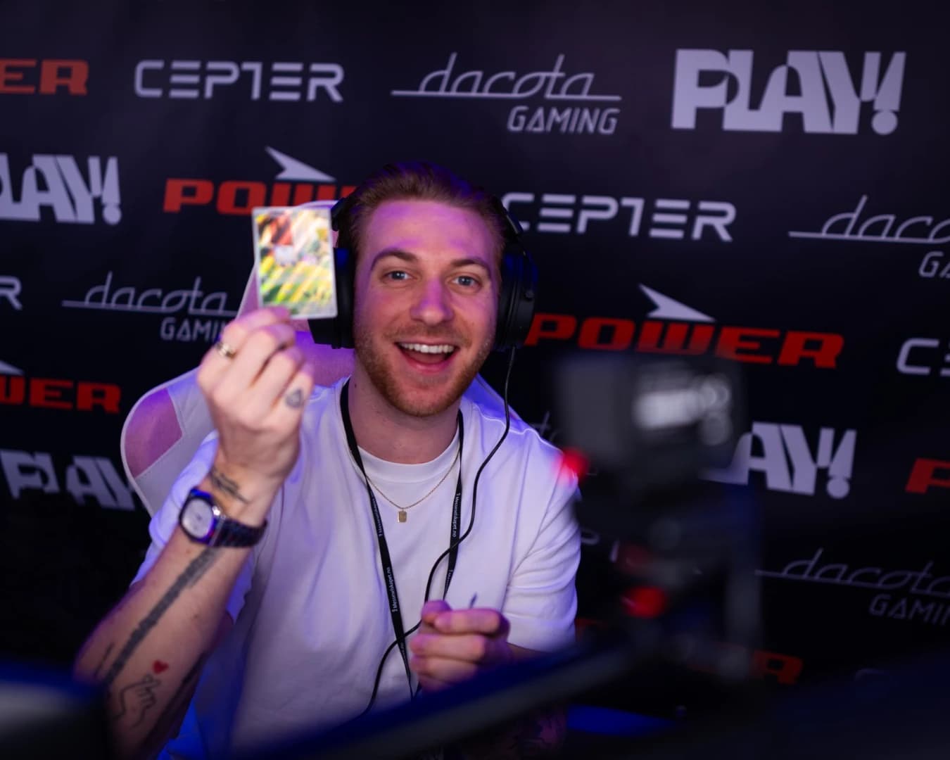 Gamingfellesskap samlet rundt skjermer