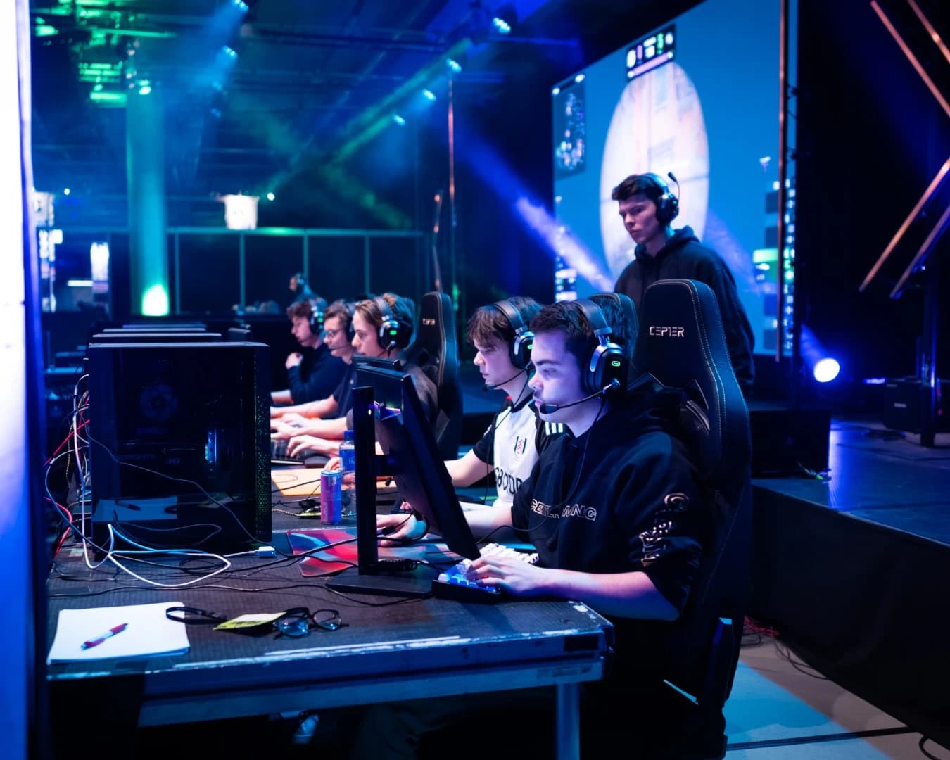 E-sportlag i konsentrert kamp