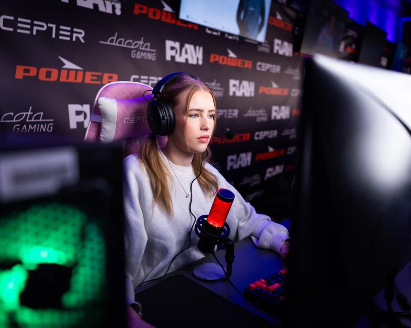 Gamingfellesskap samlet rundt skjermer