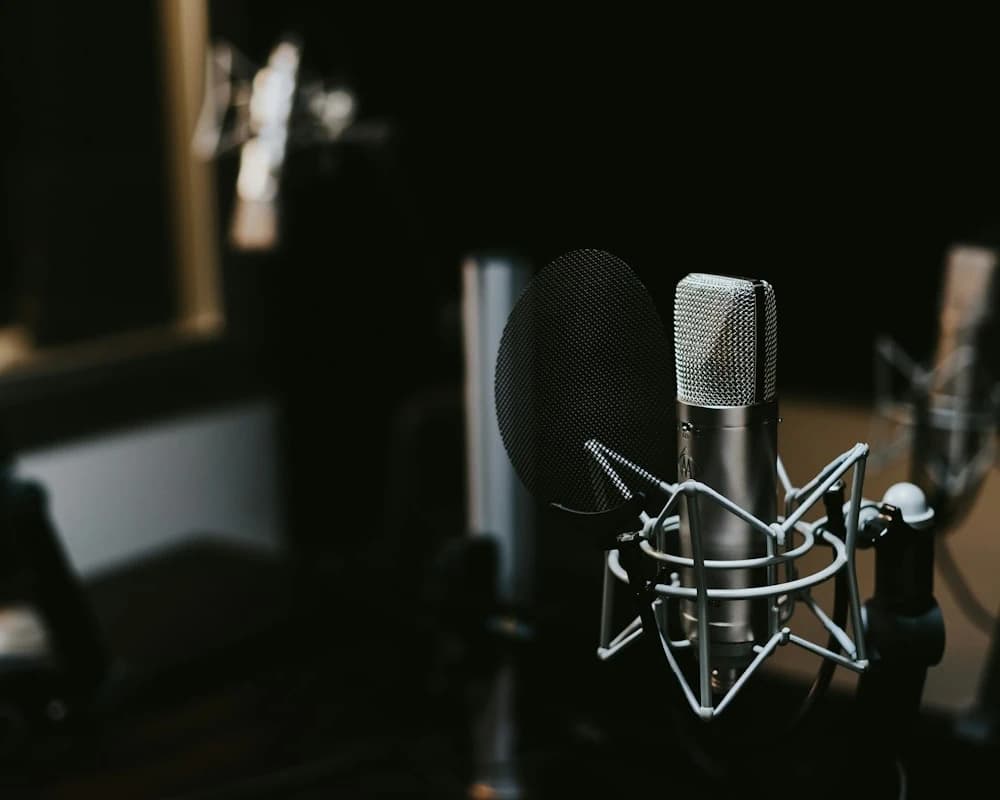 Streaming-oppsett med mikrofon og skjermer