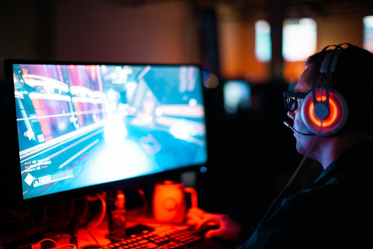 E-sportarena med scene og skjermer