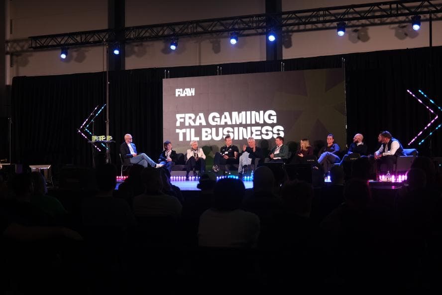 Scener og publikum på PLAY! EXPO Trondheim med teknologi- og gamingbedrifter