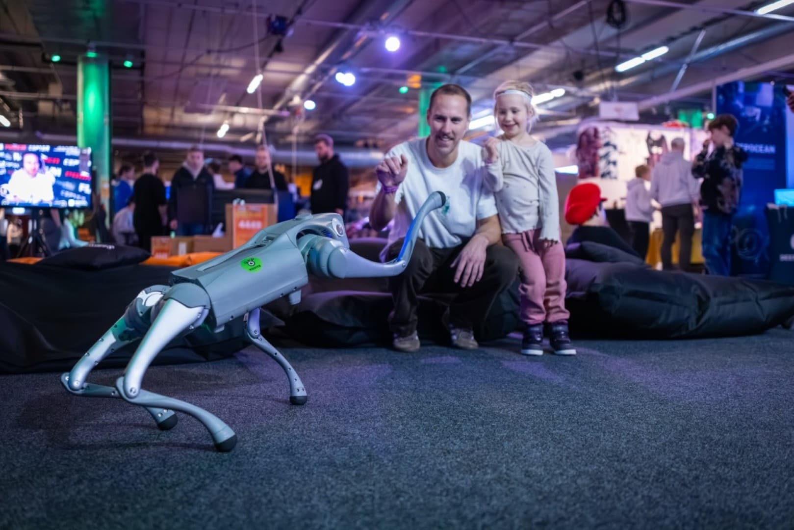Yrende tech-messe med stands