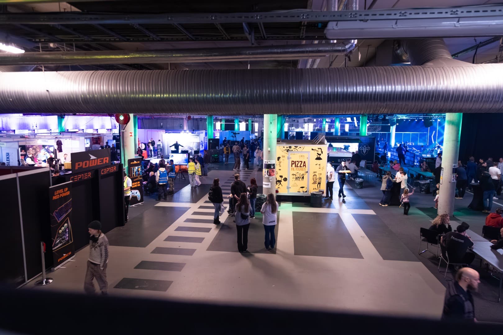 Yrende folkemengde på kveldsmesse