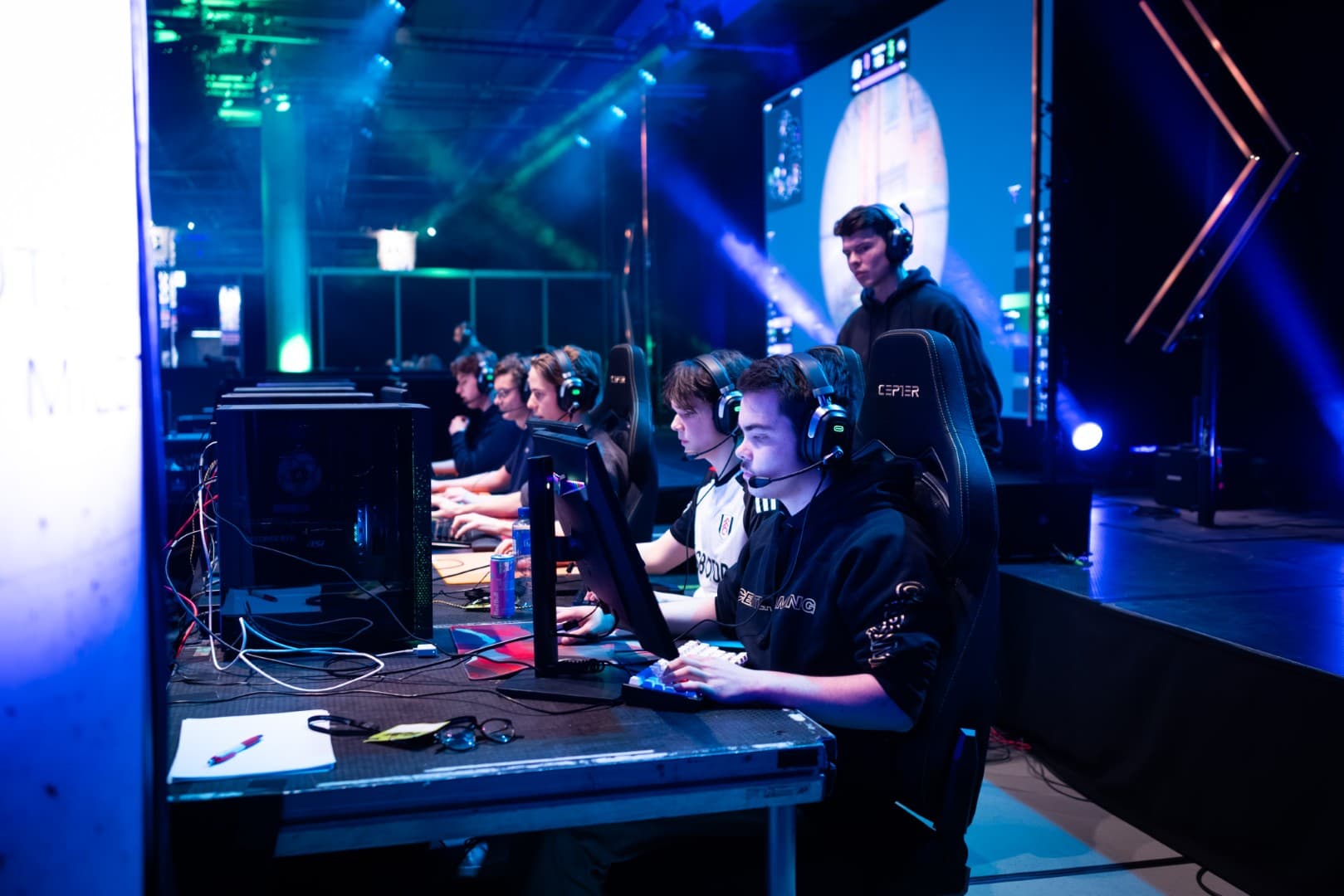 E-sportlag i konsentrert kamp