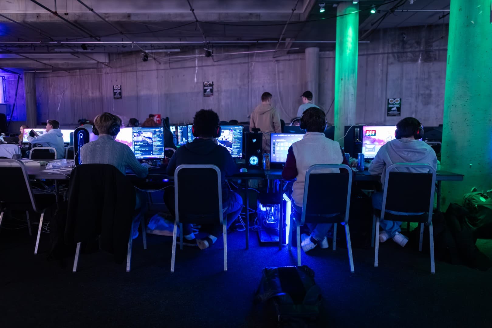 Stemningsfullt LAN-lokale fylt med gamere på kveldstid