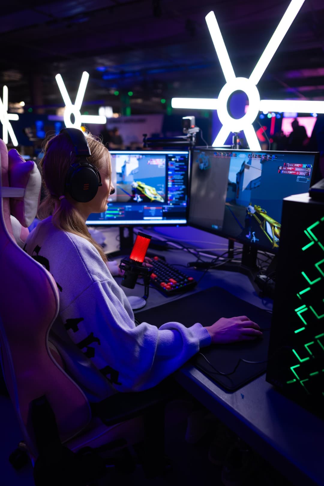 Innholdsskaper streamer foran kamera og mikrofon