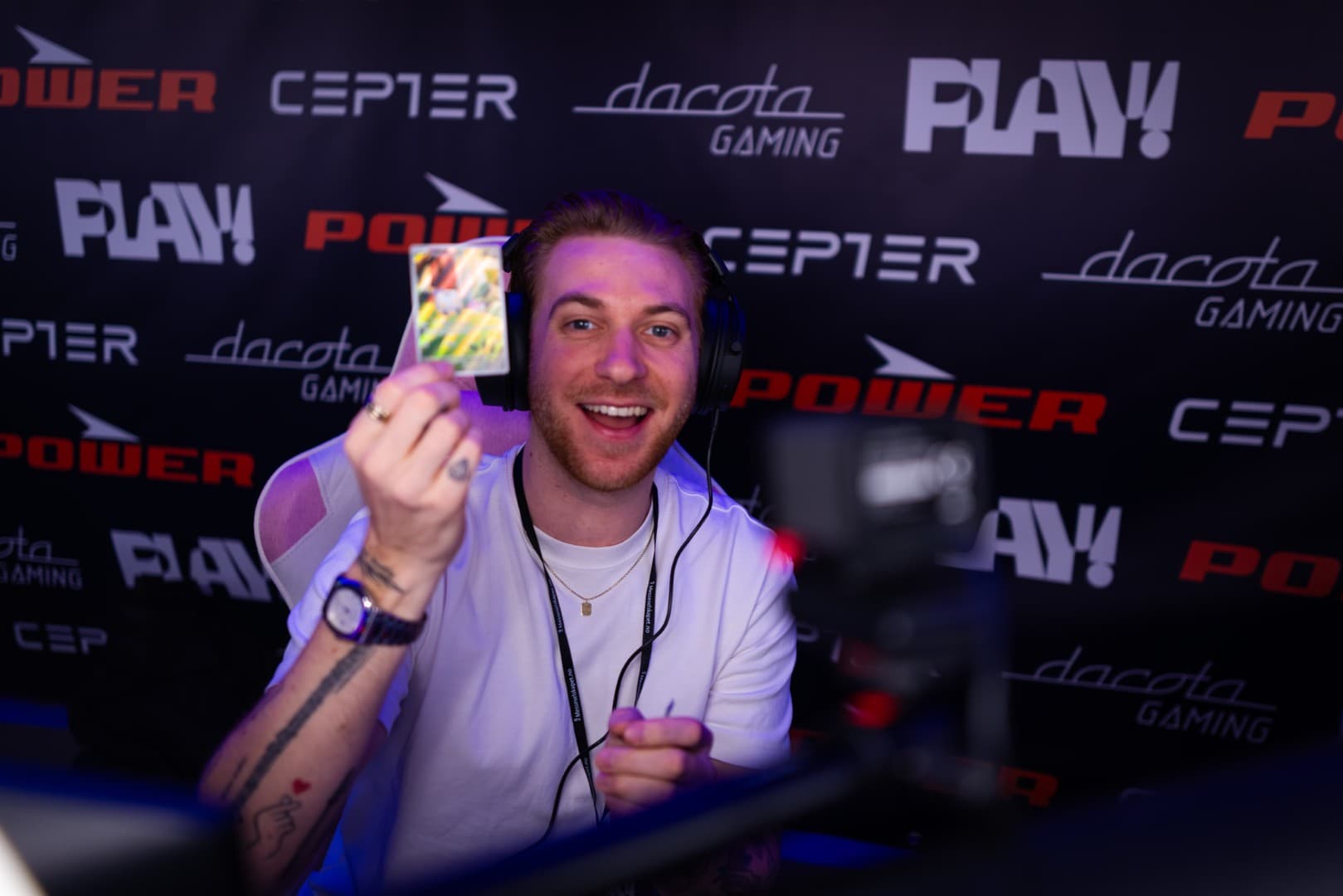 Gamingfellesskap samlet rundt skjermer