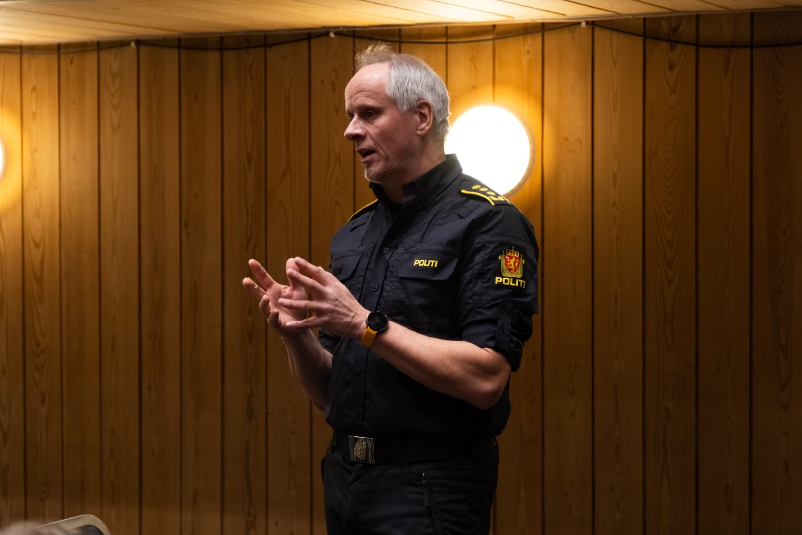 Foredrag med publikum som lytter
