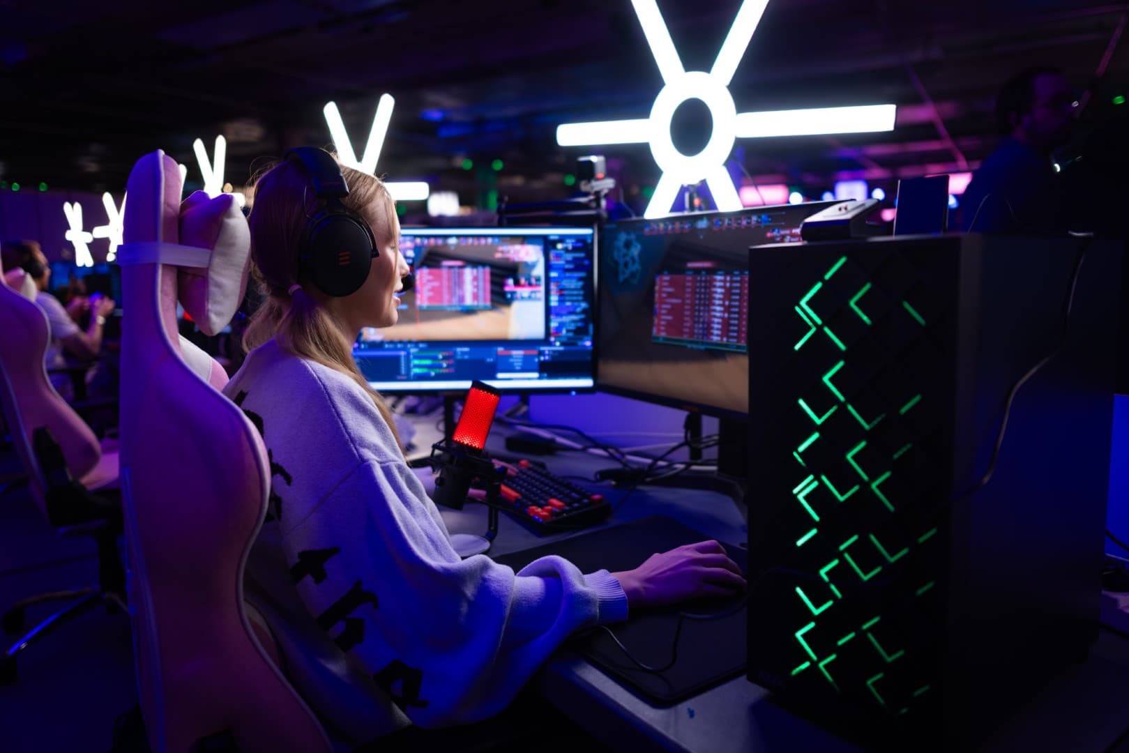Streamer i aksjon foran kamera
