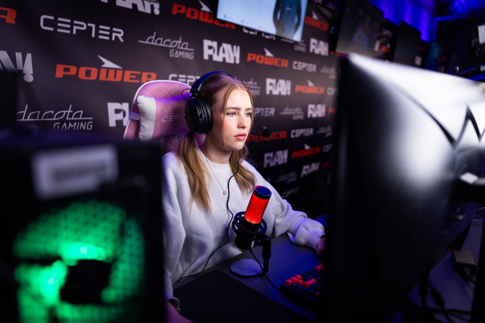 Gamingfellesskap samlet rundt skjermer