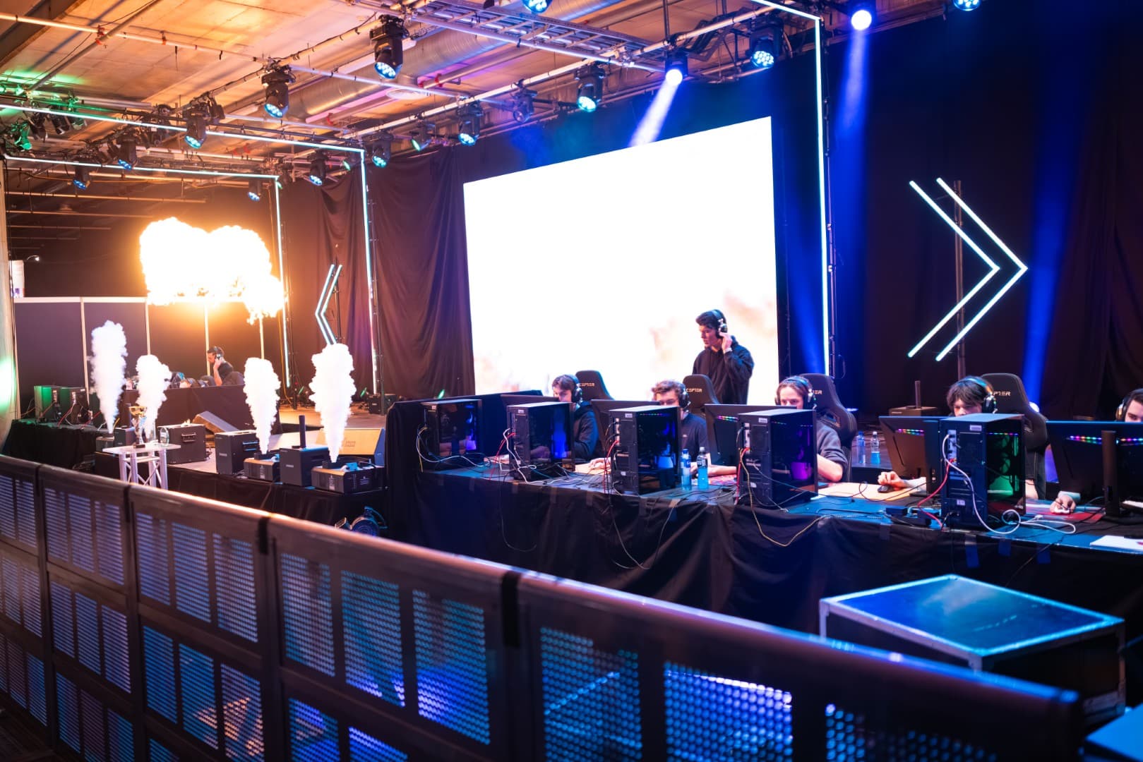 Gamingfellesskap samlet rundt skjermer på LAN
